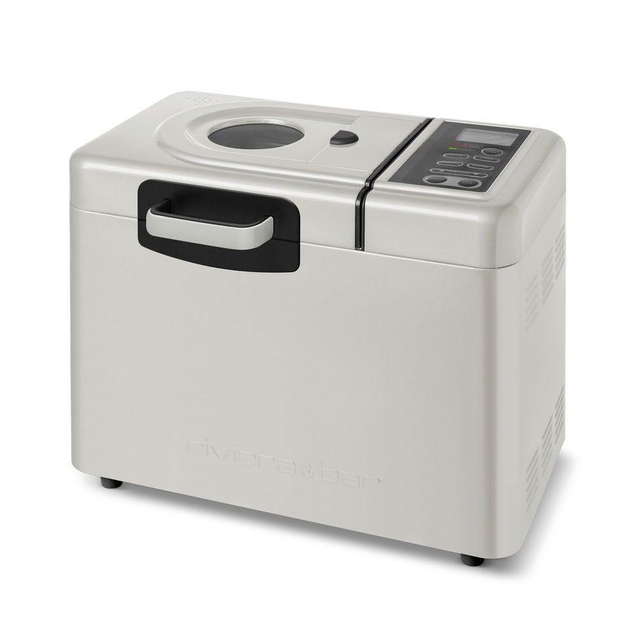 La riviera&bar Machine à Pain Sans gluten & Co MP579A est une machine à pain argentée avec une poignée noire, une fenêtre de visualisation sur le dessus, et un panneau de contrôle sur le côté droit - idéal pour la cuisson avec des farines sans gluten.