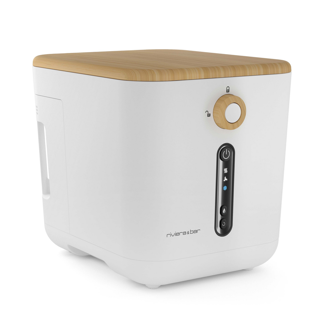 Le composteur de cuisine Minska de riviera&bar présente un design blanc moderne avec un couvercle en bois clair, un bouton rond et un panneau de contrôle vertical avec des icônes et des voyants lumineux - idéal pour les cuisines zéro déchet. Le logo de la marque est visible près du bas.
