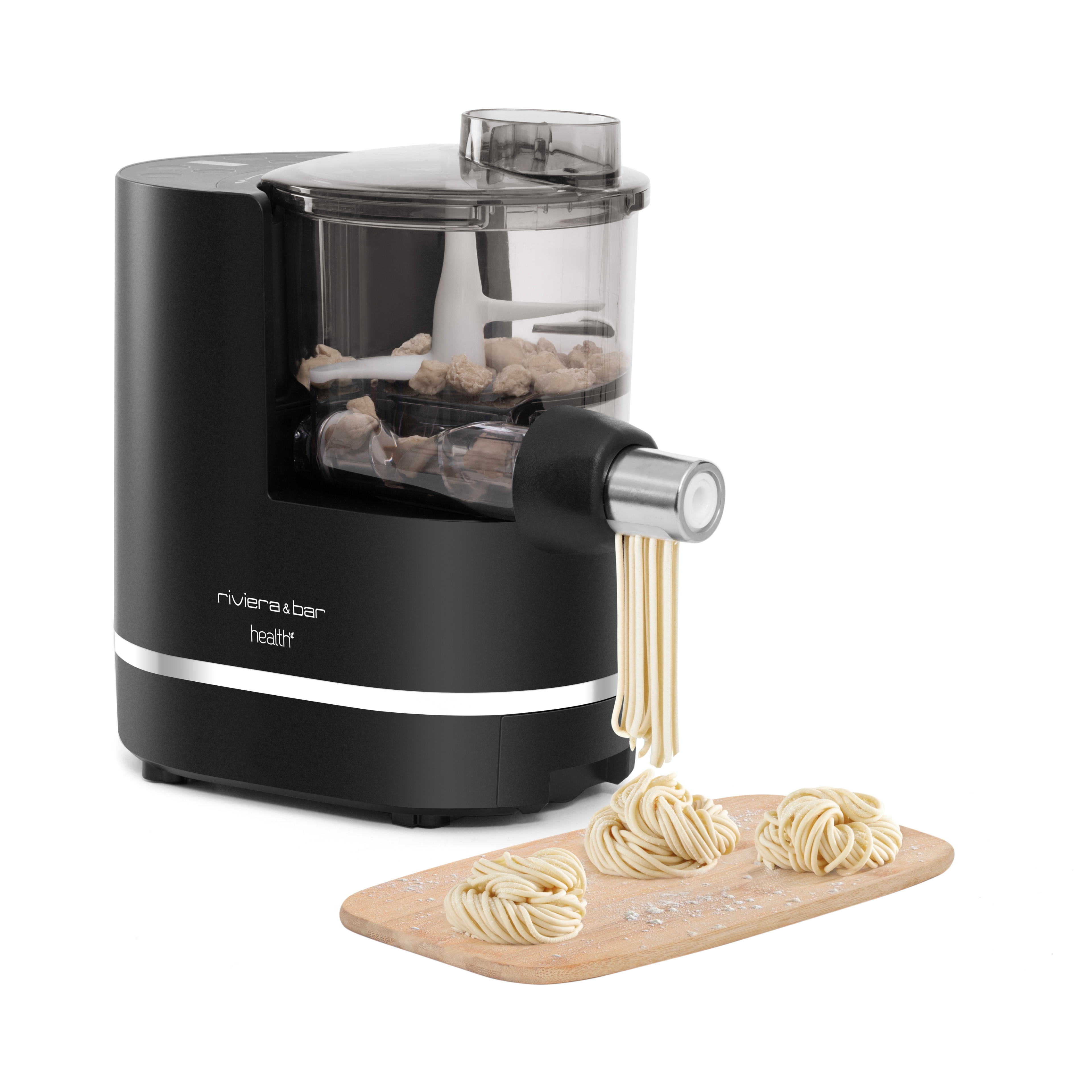 La riviera&bar Machine à pâtes PMP 350 en noir extrude les pâtes fraîches sur une planche en bois, formant trois nids de nouilles saupoudrés de farine - idéal pour les pâtes maison.