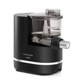 Machine à pâtes PMP 350 de riviera&bar, noir et argent, avec un couvercle et un récipient transparents, avec une balance intégrée pour des recettes précises. Le nom de la marque figure sur la face avant, le tout sur fond blanc.