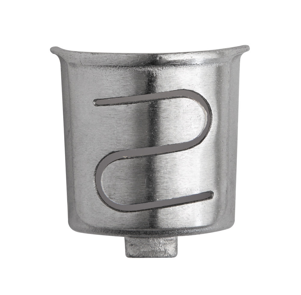 Un petit accessoire cylindrique en métal avec une surface lisse et une grande découpe en forme de S, conçu pour la riviera&bar Machine à pâtes PMP 350 pour aider à créer des pâtes maison parfaitement formées.