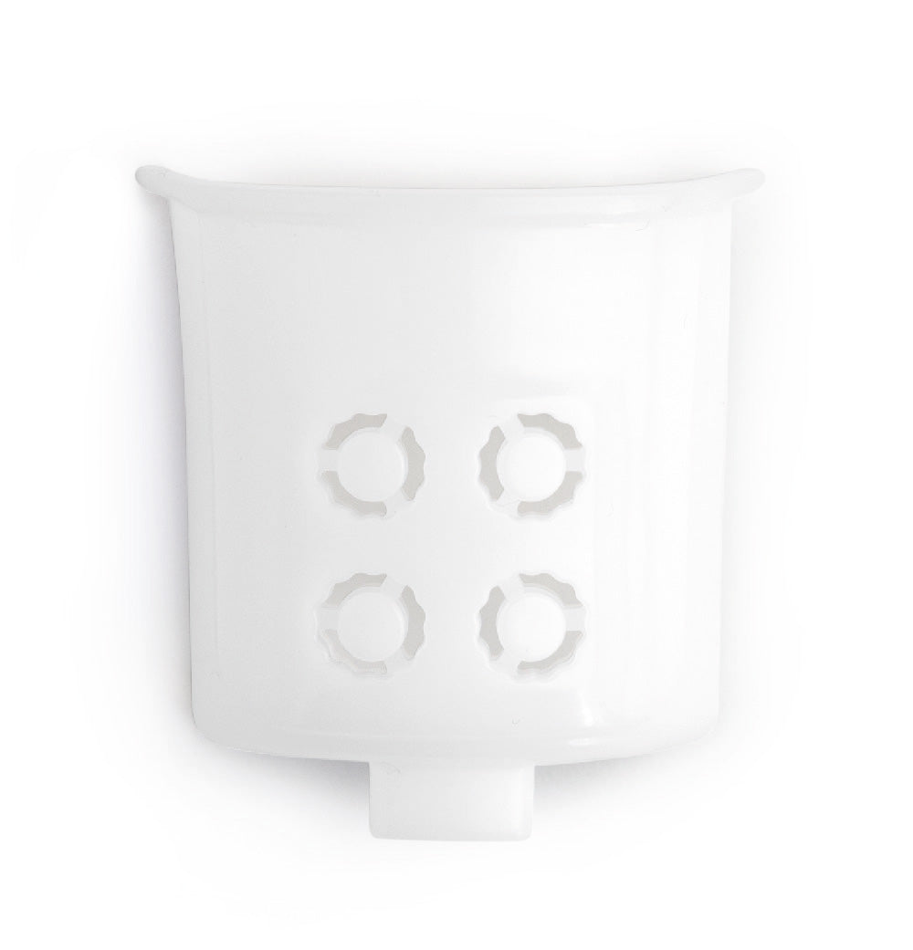 Une cartouche filtrante en plastique blanc, rectangulaire avec quatre trous circulaires dans un motif carré sur le devant et un petit bec verseur en bas. Conçue pour être utilisée avec la riviera&bar Machine à pâtes PMP 350 pour faire de délicieuses pâtes maison.