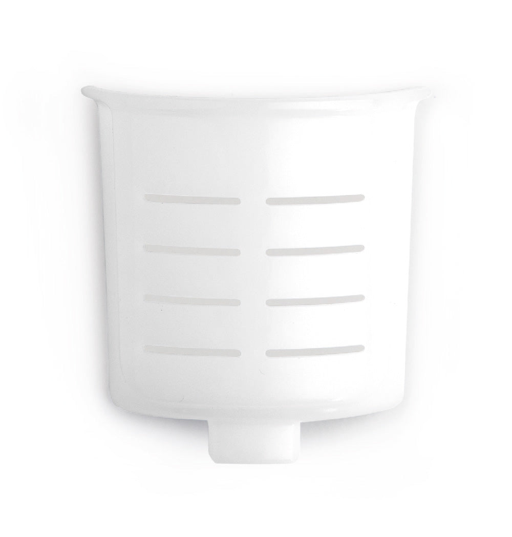 Un gobelet en plastique blanc avec des fentes horizontales sur le devant et un petit bec verseur en bas, conçu comme une passoire ou un filtre pour la riviera&bar Machine à pâtes PMP 350 lors de la préparation de pâtes maison.