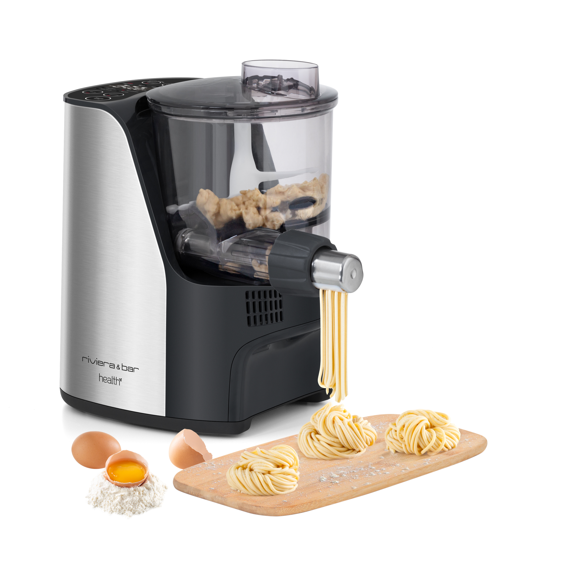 La riviera&bar Machine à pâtes PMP 500 extrude des pâtes fraîches sans gluten en trois nids parfaits sur une planche en bois, à côté de deux œufs - un fêlé - et d'un tas de farine avec un jaune d'œuf pour une texture parfaite.