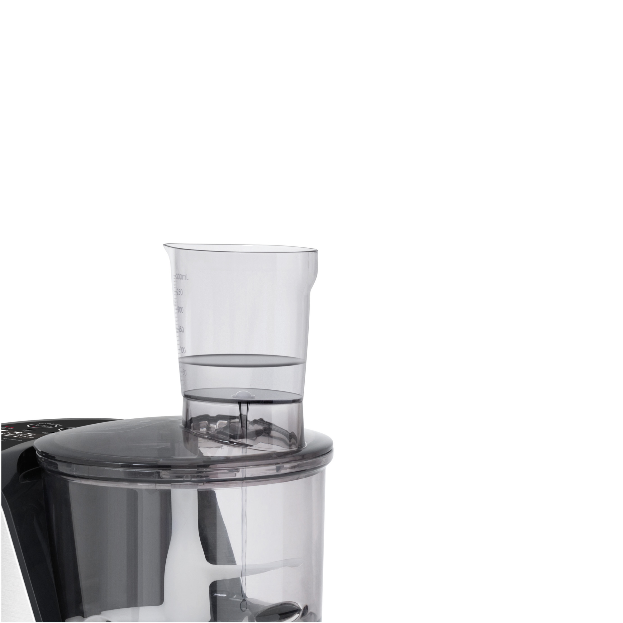Gros plan sur le bol en plastique transparent de la riviera&bar Machine à pâtes PMP 500, doté d'un couvercle avec doseur intégré pour une texture parfaite, sur fond blanc uni.