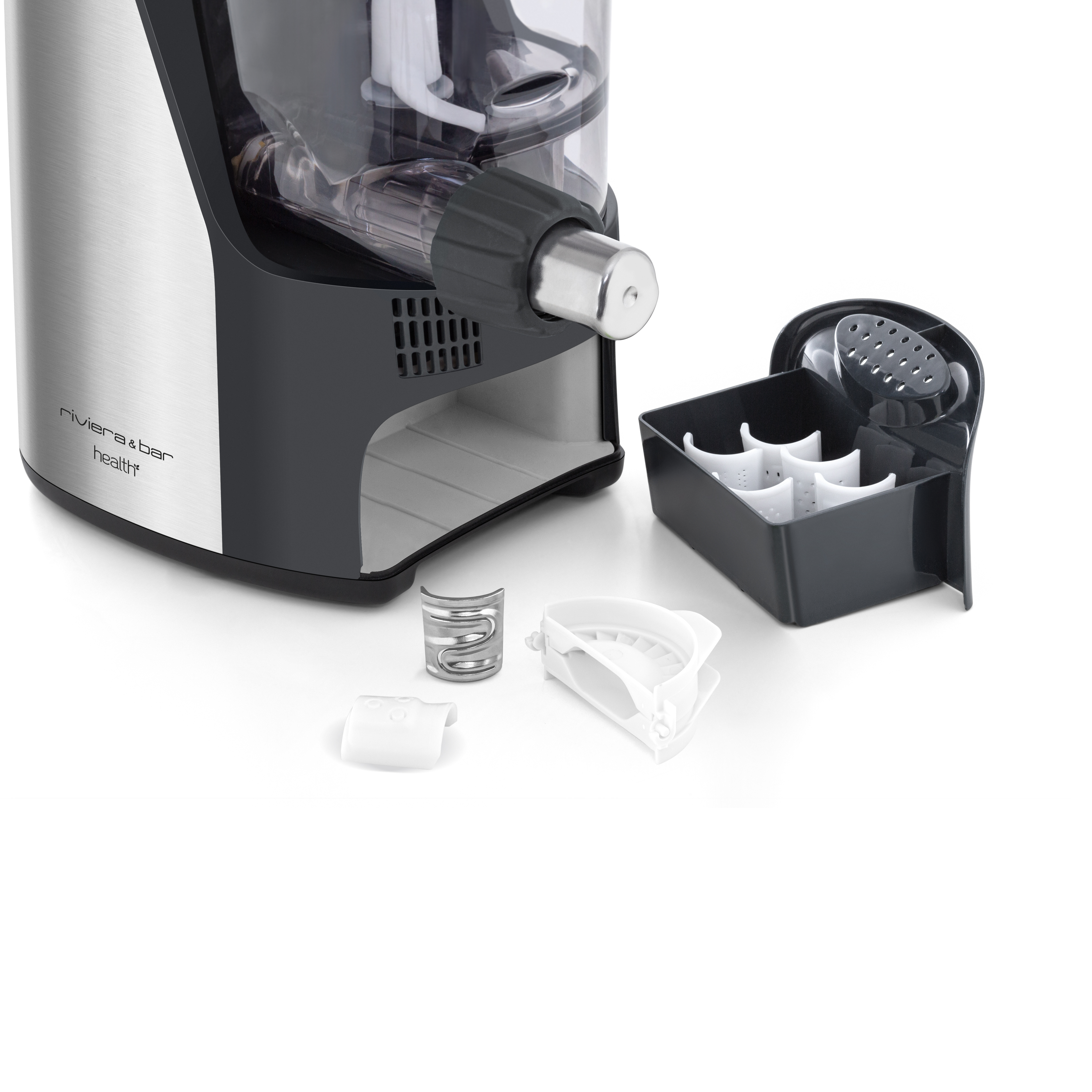 Gros plan sur la riviera&bar Machine à pâtes PMP 500 en acier inoxydable et noir, avec des pièces amovibles et des accessoires comme des filtres et un bac de rangement, disposés sur une surface blanche pour une texture parfaite.