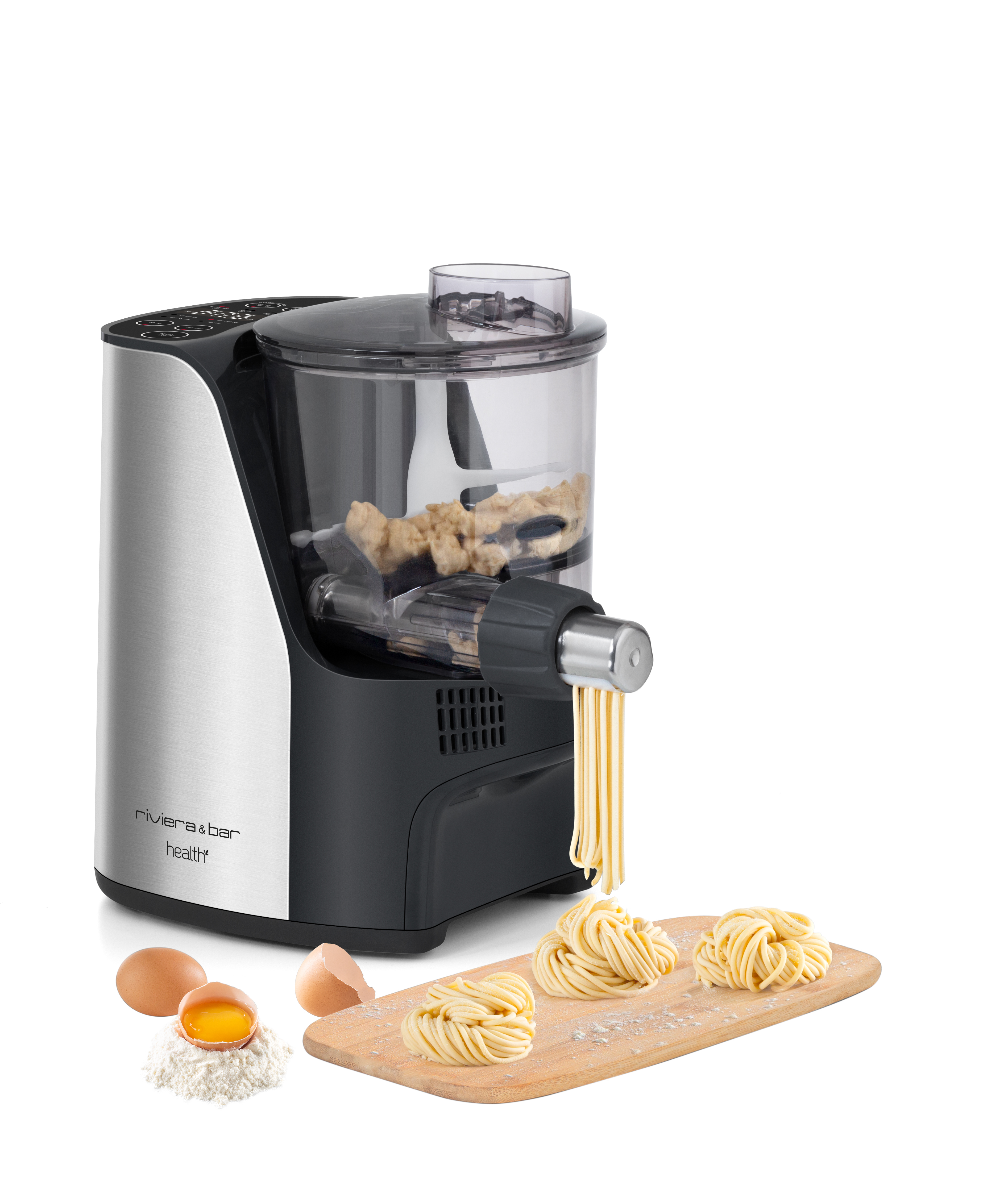 Une riviera&bar Machine à pâtes PMP 500 extrude des pâtes sans gluten sur une planche en bois avec de la farine et des œufs à proximité, mettant en évidence la texture parfaite sur un fond blanc propre.
