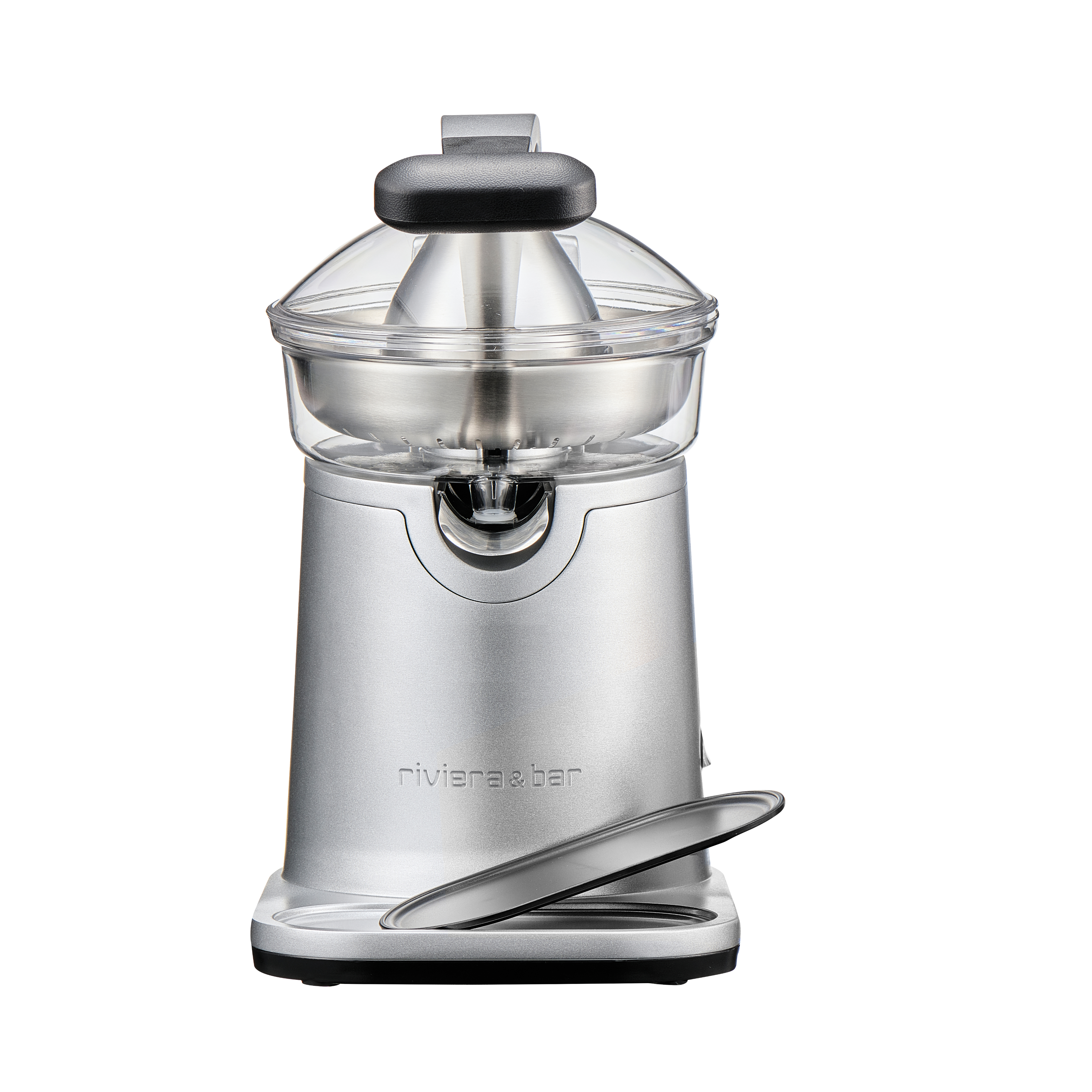 Un riviera&bar Presse-agrumes Pro argenté avec un cône universel, un moteur à induction, un couvercle en plastique transparent et un bec verseur de jus se trouve sur un fond blanc.