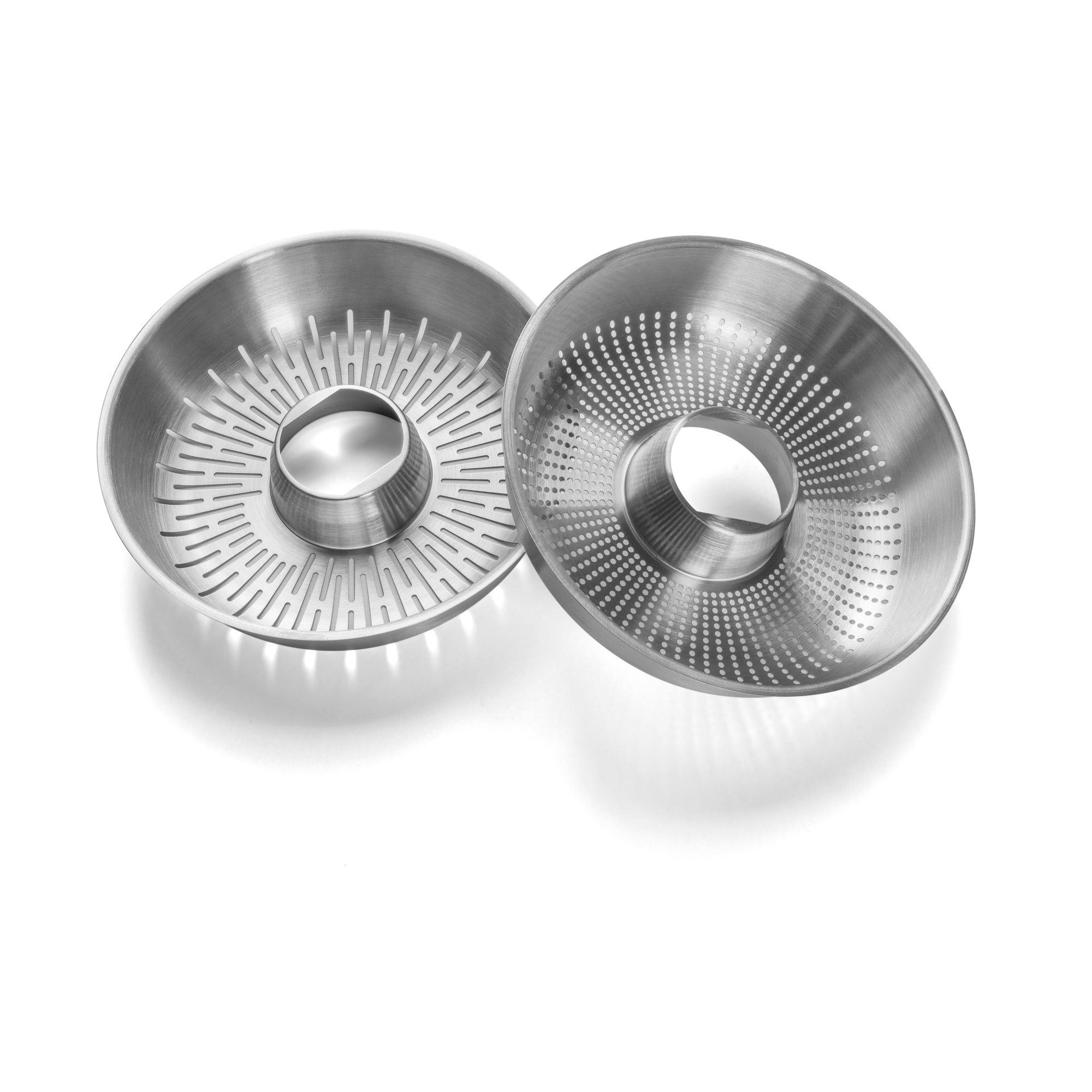 Deux filtres à jus en acier inoxydable avec des trous circulaires et des fentes, conçus pour s'adapter à un bol ou à un récipient, sont présentés sur un fond blanc - des accessoires idéaux pour votre riviera&bar Presse-agrumes Pro.