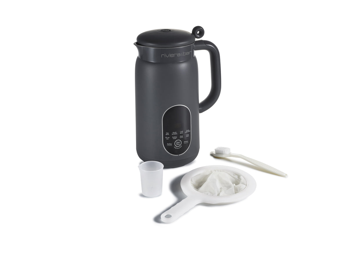 Un préparateur de boissons végétales Riviera&Bar noir muni d'une poignée, accompagné d'une petite tasse blanche, d'une passoire blanche avec un tissu pour préparer du lait d'amande ou du lait d'avoine, ainsi que d'une brosse de nettoyage — le tout présenté sur un fond blanc.