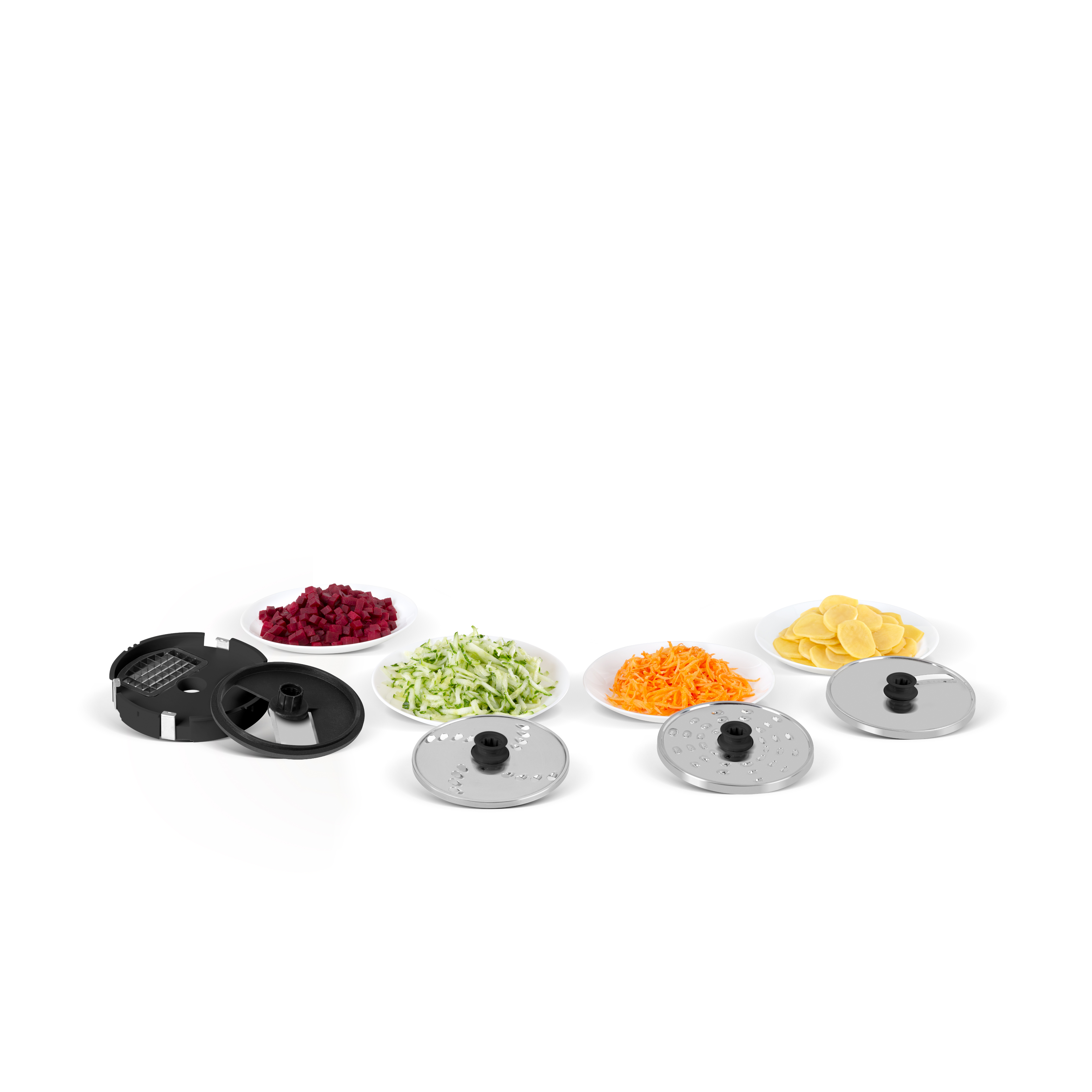Les trois lames métalliques du riviera&bar Robot hachoir multifonction sont présentées avec des accessoires en plastique noir et des grilles en acier inoxydable, devant des assiettes contenant des betteraves hachées, des courgettes râpées, des carottes râpées et des pommes de terre en tranches.