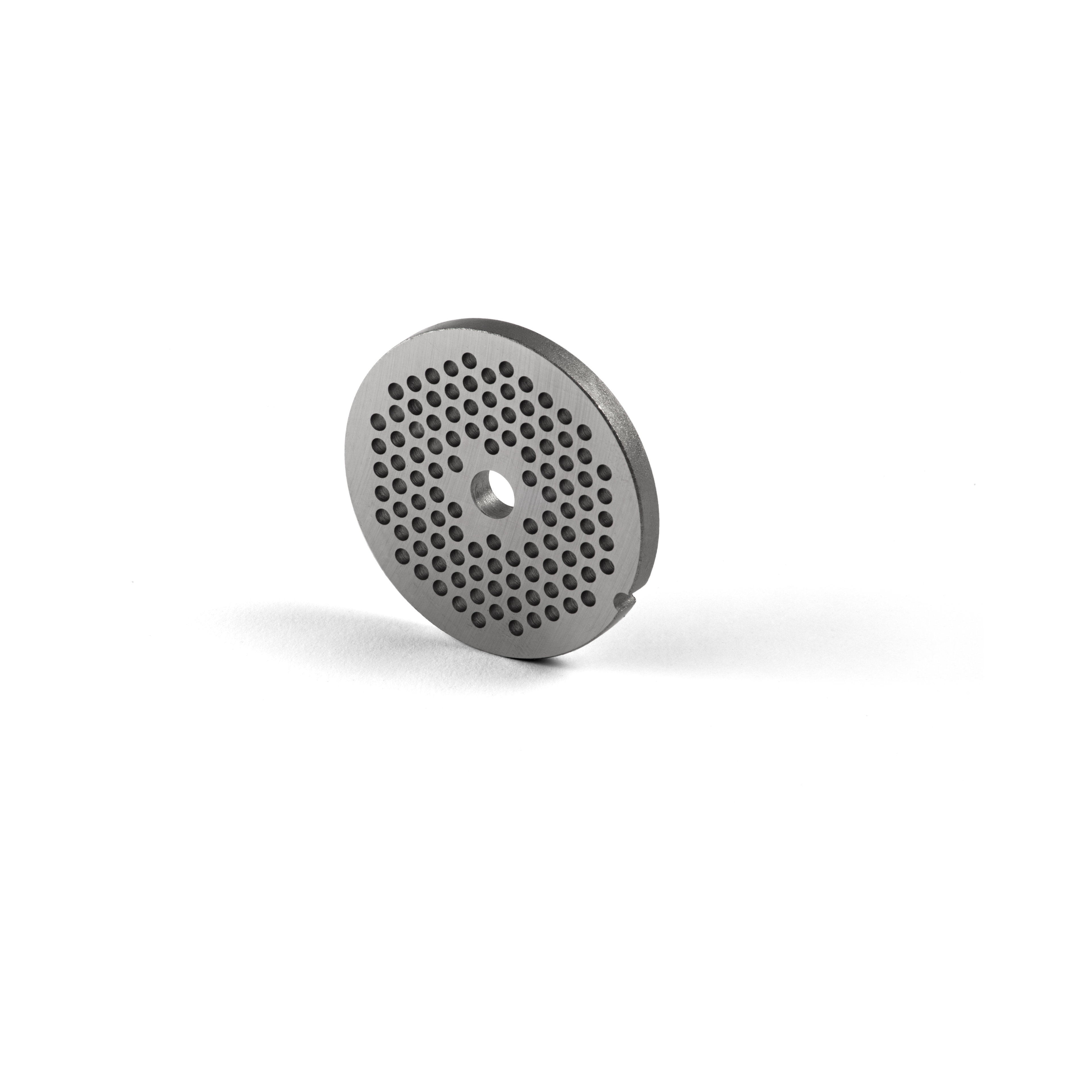 Ce Robot hachoir multifonction de riviera&bar présente un disque métallique rond et plat avec un trou central et des trous plus petits en cercles concentriques, présenté à la verticale sur une surface blanche.