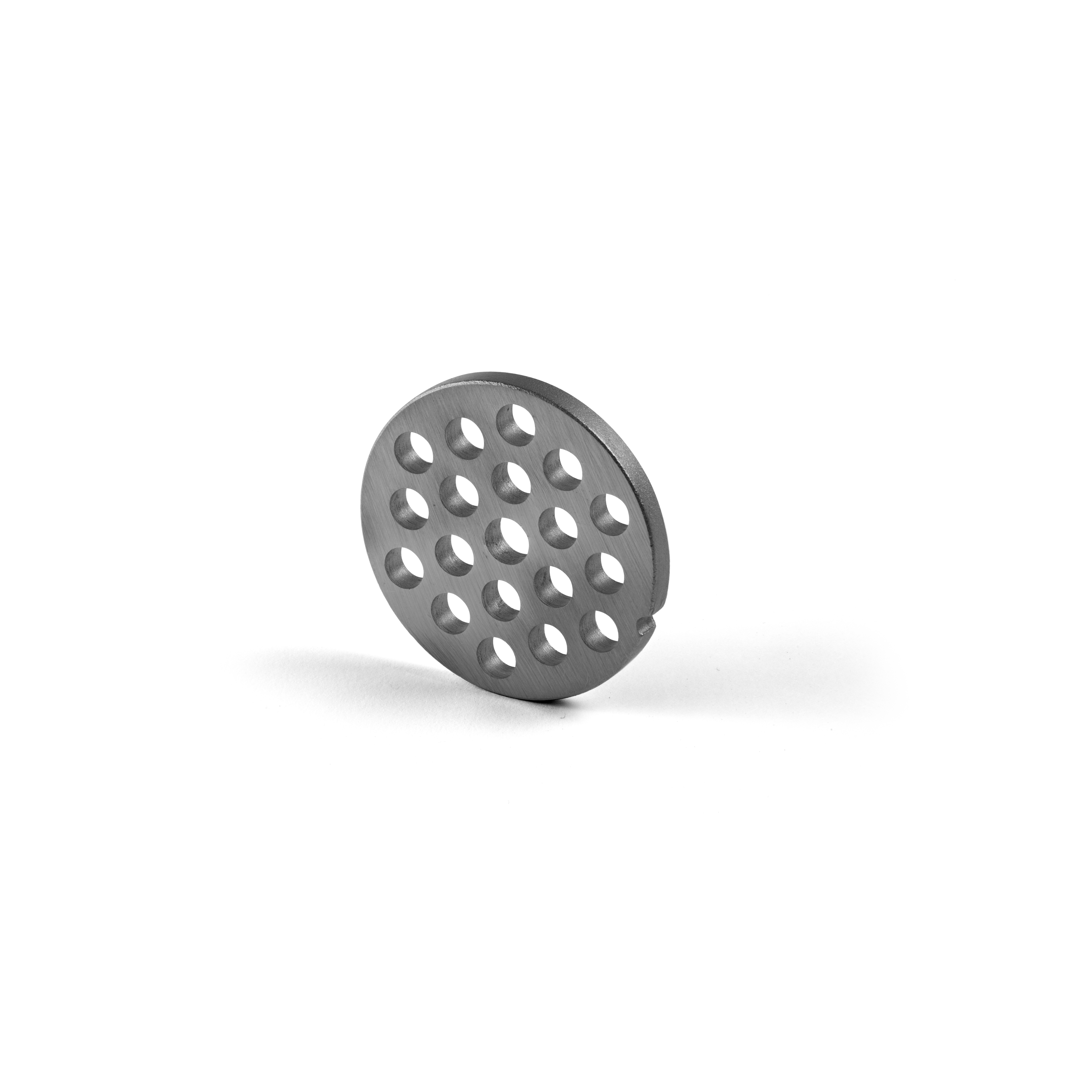 Une grille ronde en acier inoxydable pour le multifonction riviera&bar Robot hachoir, avec des trous circulaires régulièrement espacés dans un motif de grille, se tient debout sur une surface blanche.