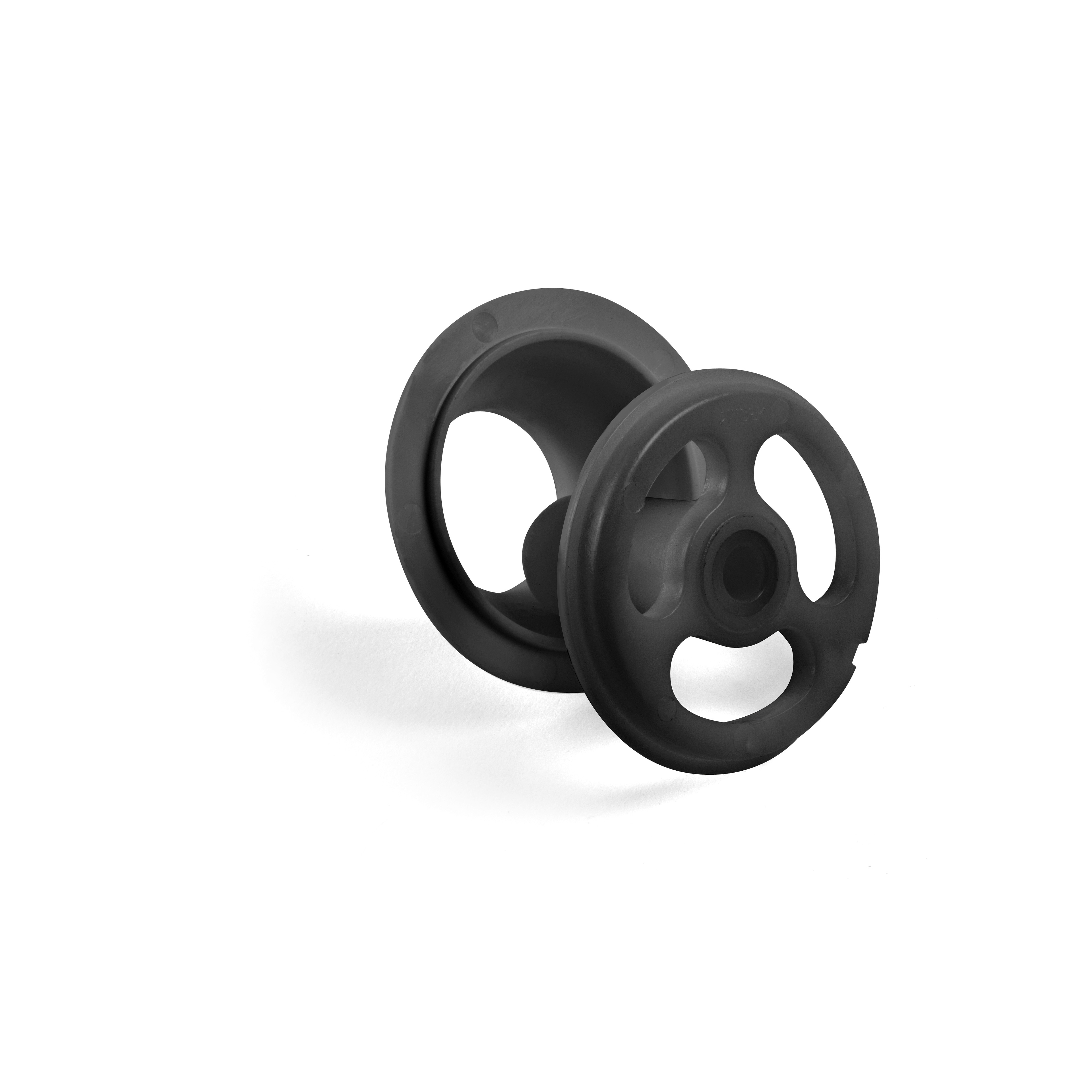 Une bobine circulaire en plastique noir avec trois grands trous reflète le style simple et industriel des grilles en acier inoxydable du riviera&bar Robot hachoir multifonction, se détachant sur un fond blanc et projetant une ombre légère.