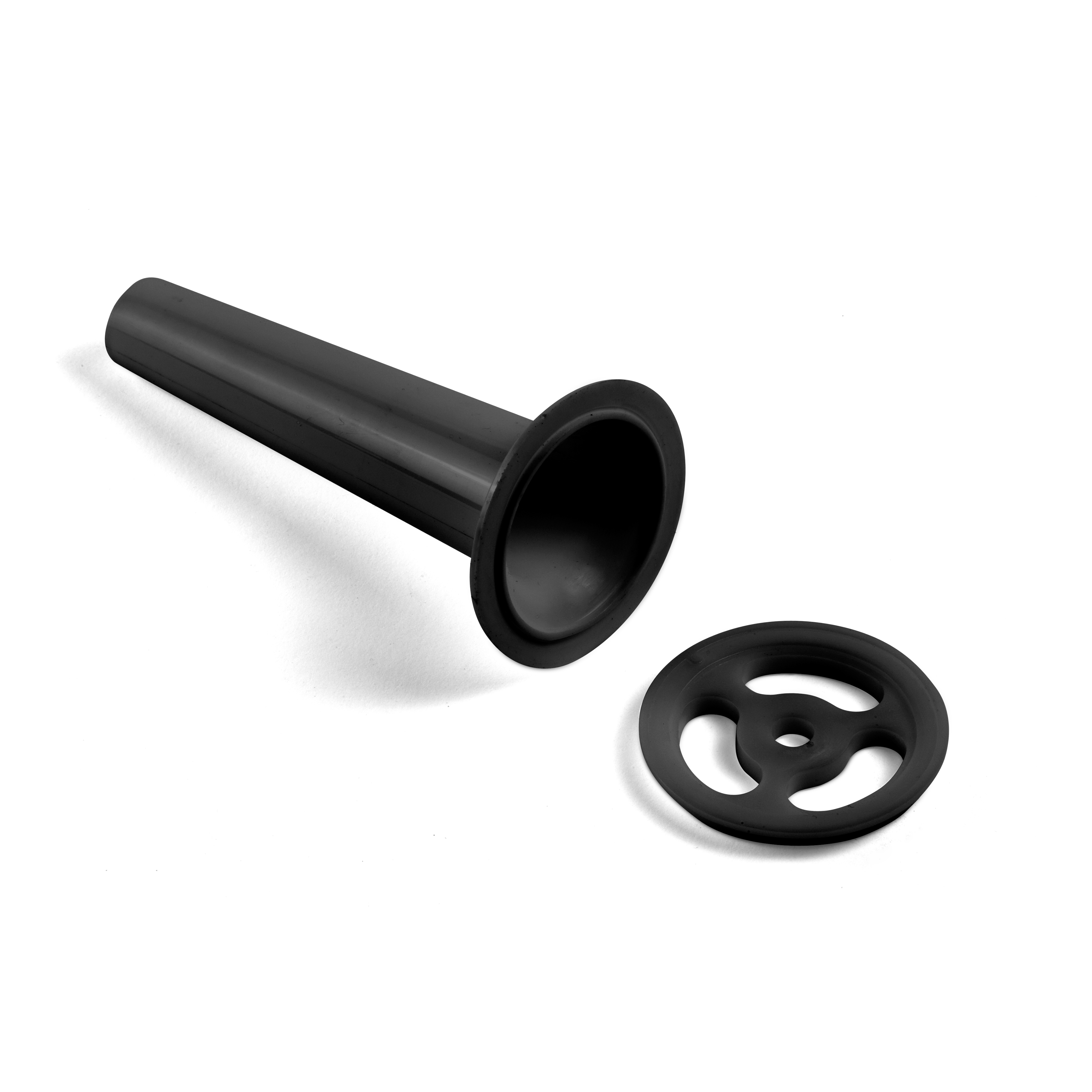 Entonnoir à saucisses en plastique noir avec une large ouverture circulaire et un disque séparé avec trois sections découpées sur une surface blanche - accessoire parfait pour votre riviera&bar Robot hachoir multifonction.