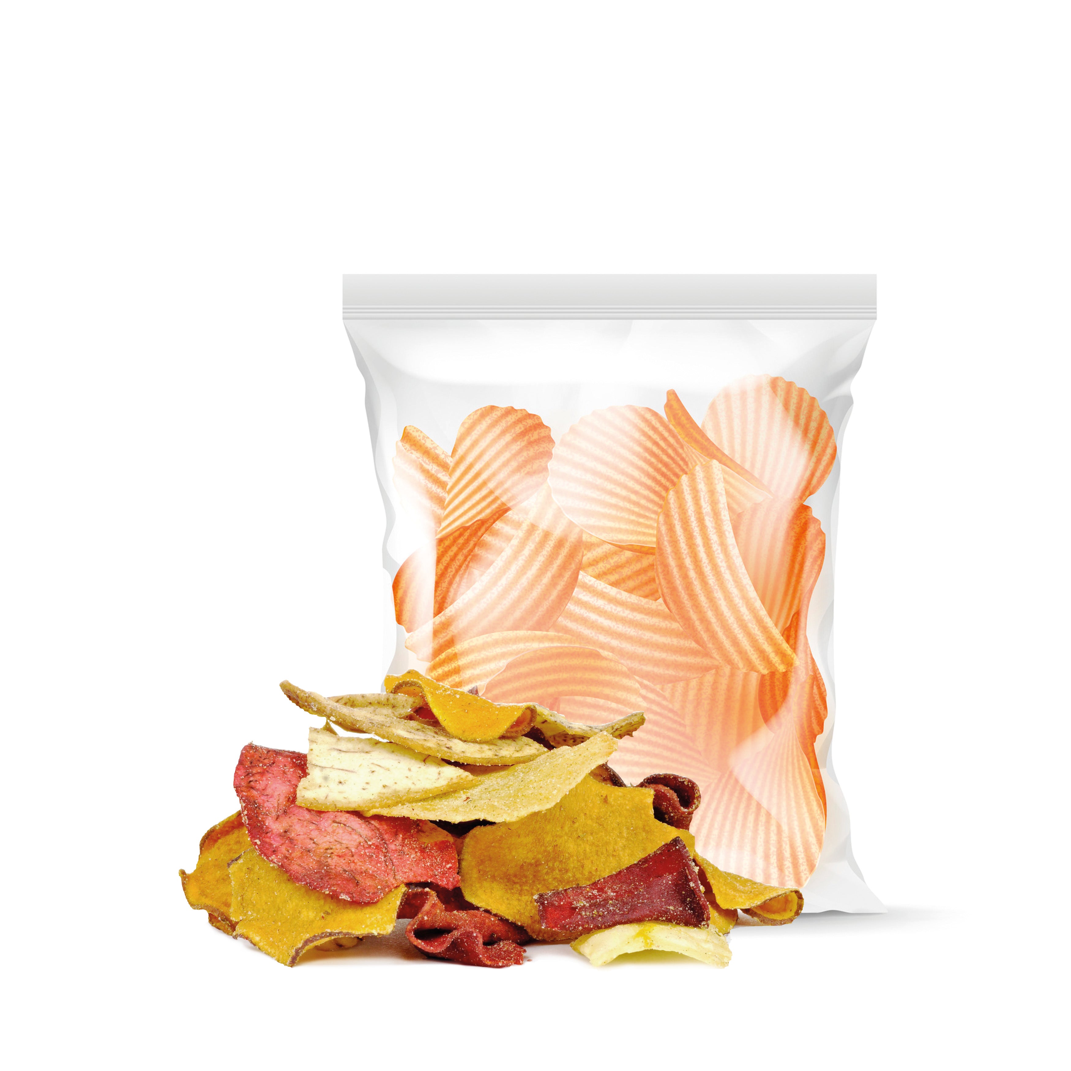 Un sac transparent de chips striées, protégées de l'oxydation grâce à l'Appareil de mise sous vide avec dateur intégré de riviera&bar, se trouve derrière des chips de légumes colorées sur un fond blanc.