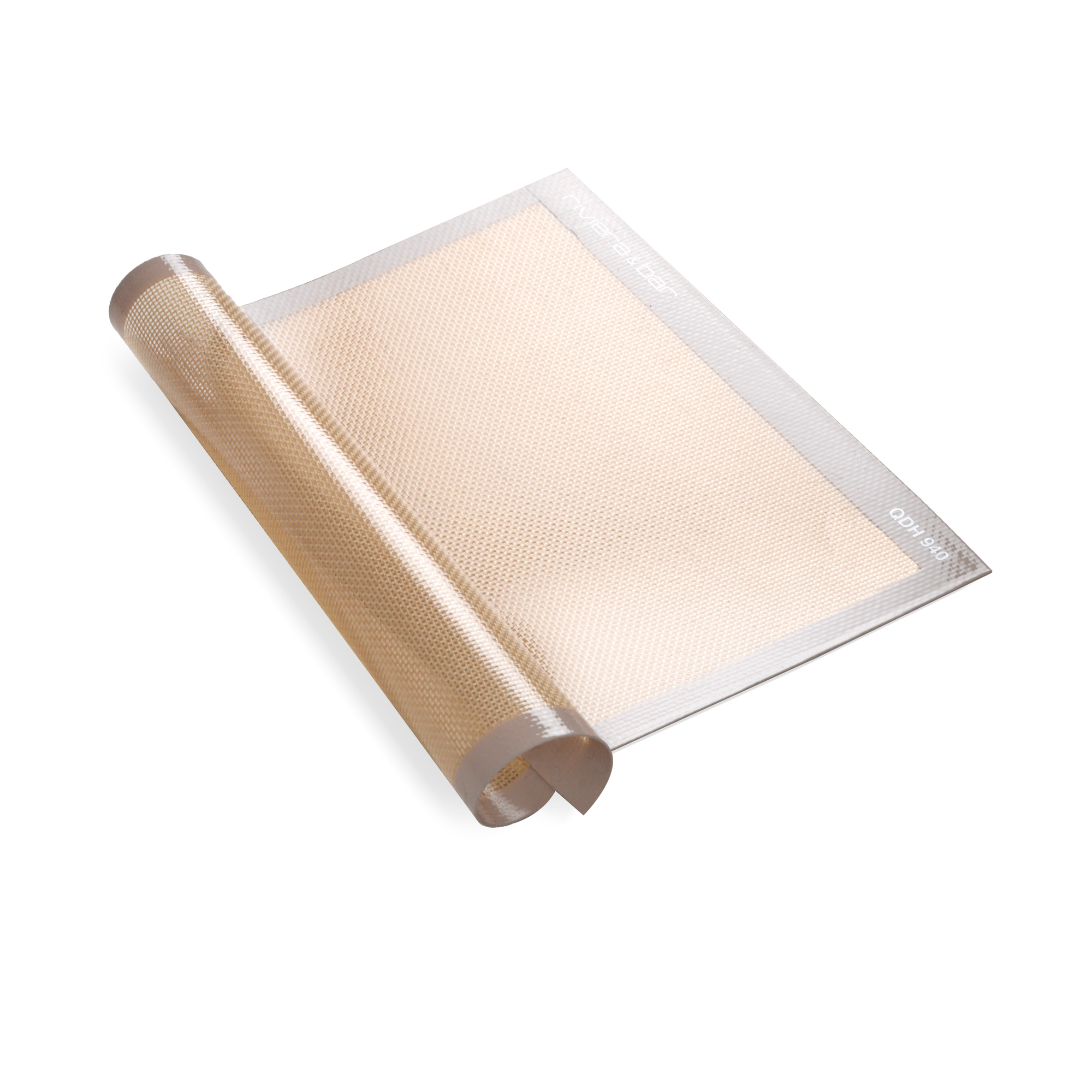 Un tapis de cuisson en silicone antiadhésif beige, à la texture maillée et aux bords transparents, est partiellement enroulé sur un fond blanc, conçu pour être utilisé avec le Déshydrateur alimentaire riviera&bar.