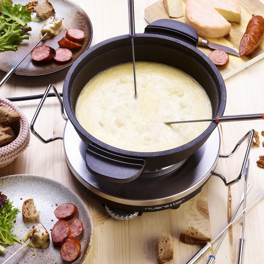 Fondue au fromage sur table en bois.