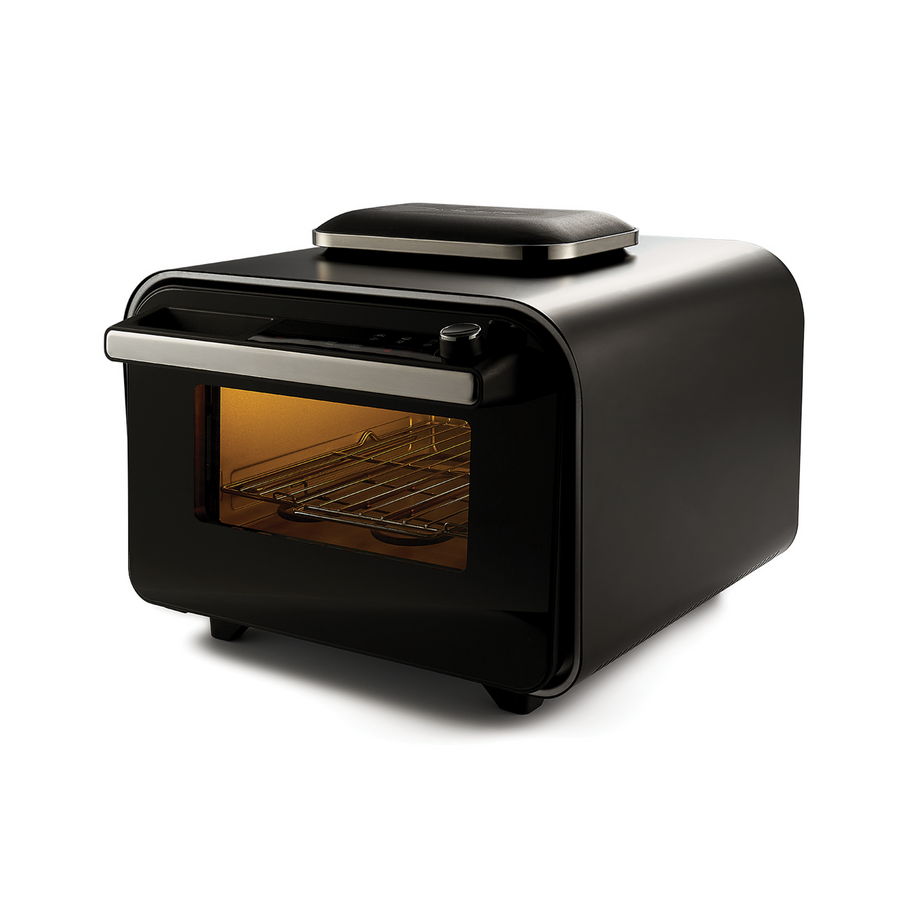 Le four à pizza électrique 400 degrés riviera&bar est un four à pizza électrique noir élégant avec une porte avant transparente, une grille intérieure et un éclairage interne - idéal pour les pizzas faites maison - présenté sur un fond blanc uni.