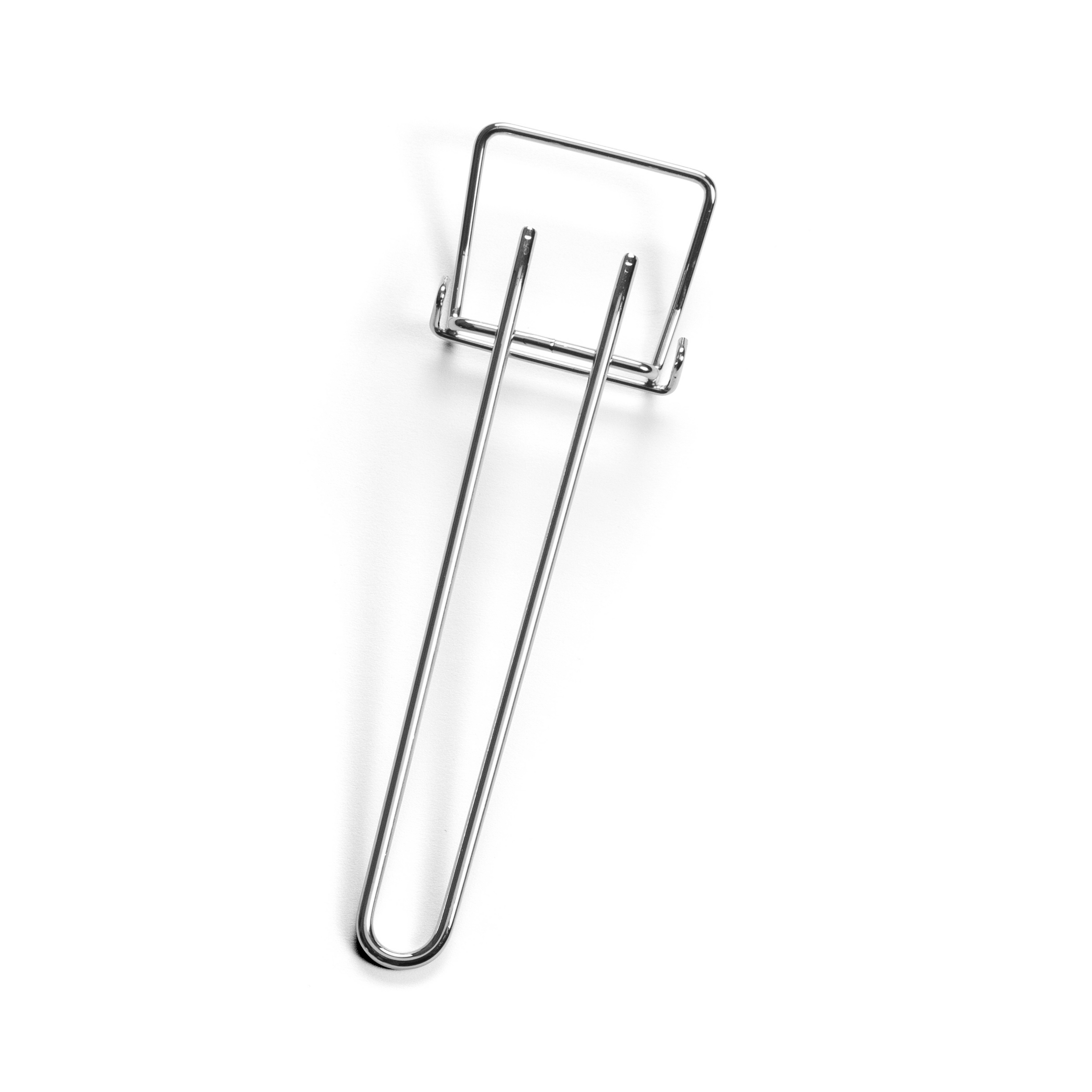 Un presse-purée en métal avec un long manche et une tête plate et rectangulaire, parfait pour préparer des accompagnements avec votre riviera&bar Four posable à parois tempérées 30L, présenté isolé sur un fond blanc.