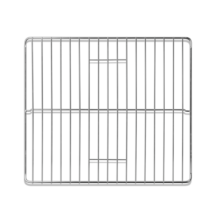 La grille de four riviera&bar Four posable à parois tempérées 46 L présente des barres horizontales et verticales régulièrement espacées, parfaites pour expérimenter différents modes de cuisson, montrées du dessus sur un fond blanc.