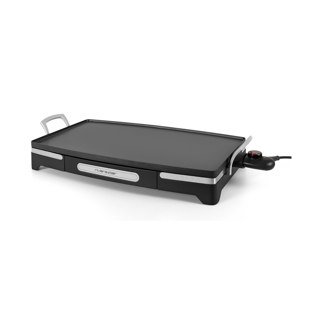 La riviera&bar Plancha électrique compatible lave-vaisselle, présentée en noir avec une poignée argentée et un bouton de contrôle de la température, présente une grande surface de cuisson pour une préparation pratique des repas sur un fond blanc.
