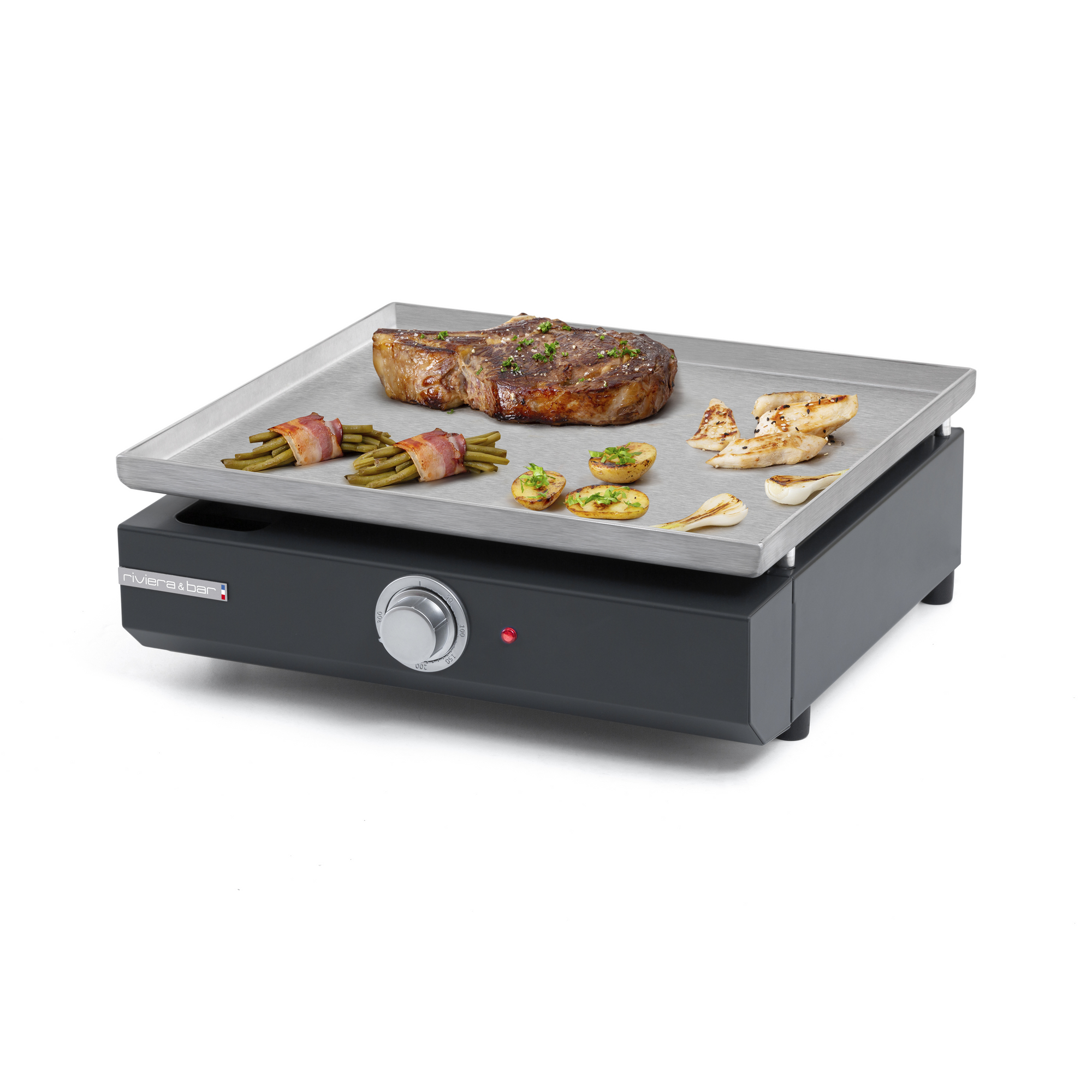 La Plancha professionnelle électrique riviera&bar est dotée d'un corps noir et d'une surface de cuisson en inox argenté. Elle permet de griller un steak, des haricots verts enrobés de bacon, des tranches de courgettes et du pain. Son bouton de commande frontal et son voyant lumineux assurent une cuisson précise.