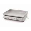 Une riviera&bar Grande plancha électrique avec deux boutons de commande, des voyants lumineux, une surface de cuisson plane en inox 304 et des bords relevés est présentée sur un fond blanc.