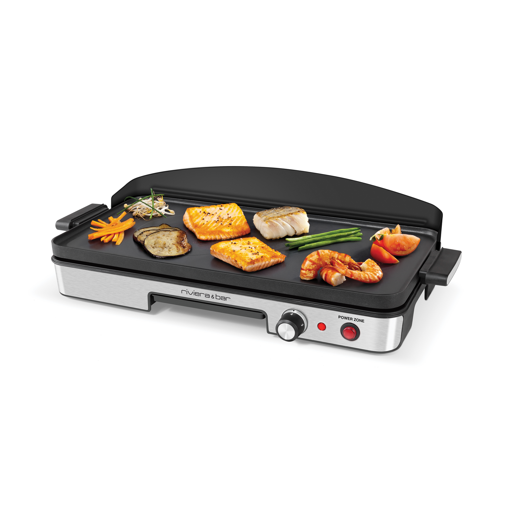 La Plancha Power zone de riviera&bar dispose d'une surface en aluminium fondu pour griller le saumon, les crevettes, les filets de poisson, les asperges, les frites de patates douces, les brochettes de légumes et les tomates. Elle est dotée d'une base en métal et d'un couvercle noir.