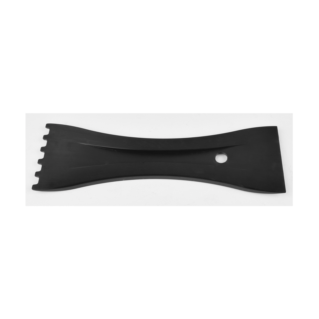 Un outil en plastique noir de riviera&bar - avec une forme incurvée, un trou rond et quatre dents - parfait pour entretenir votre Plancha-gril Power zone QPL 365, présenté sur un fond blanc.