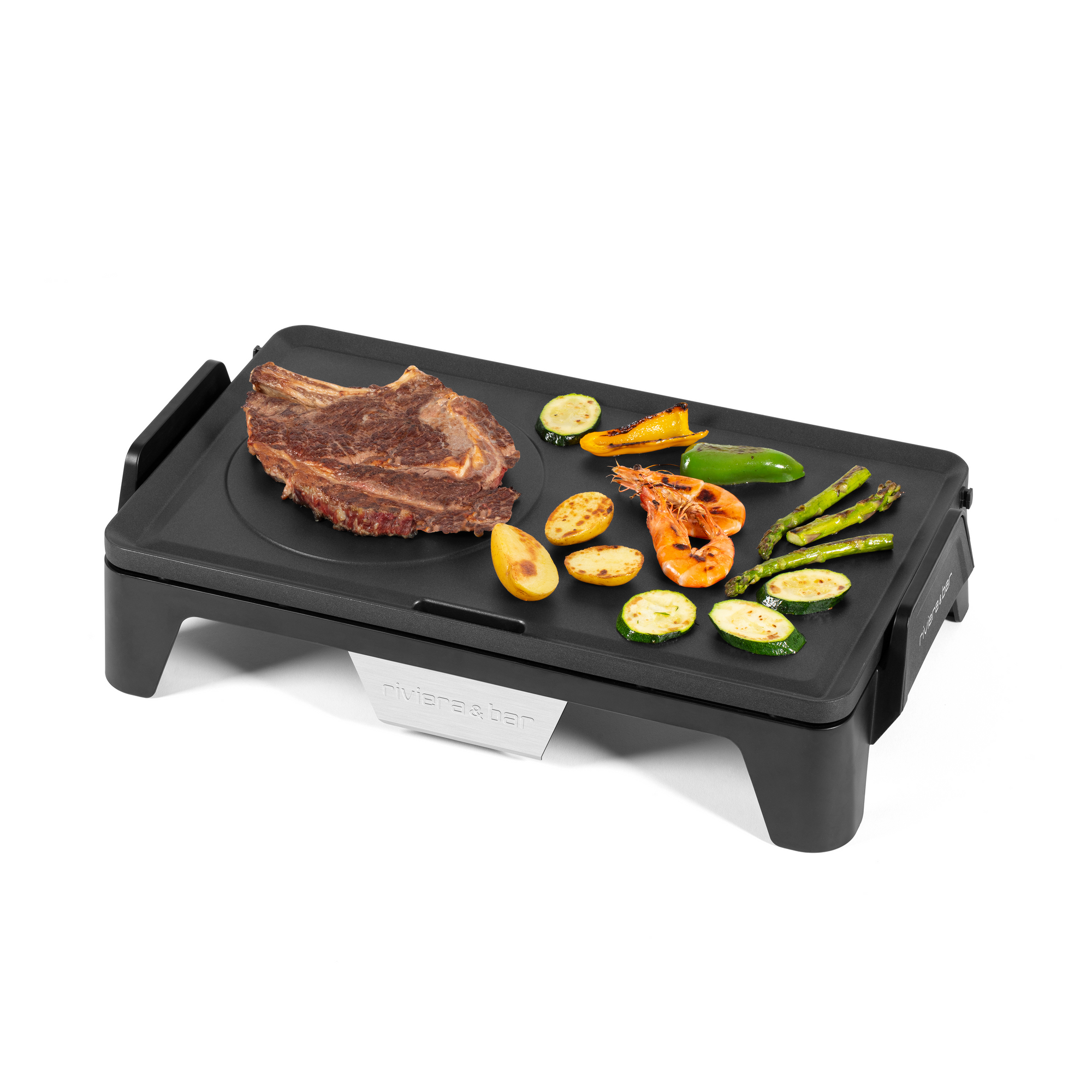 La riviera&bar Plancha-Gril QPL450, une plancha électrique noire sans PFAS avec précision thermique, grésille avec un steak, des crevettes, des tranches de courgettes, des asperges, du poivre et une demi-pomme de terre sur sa surface de cuisson plate.
