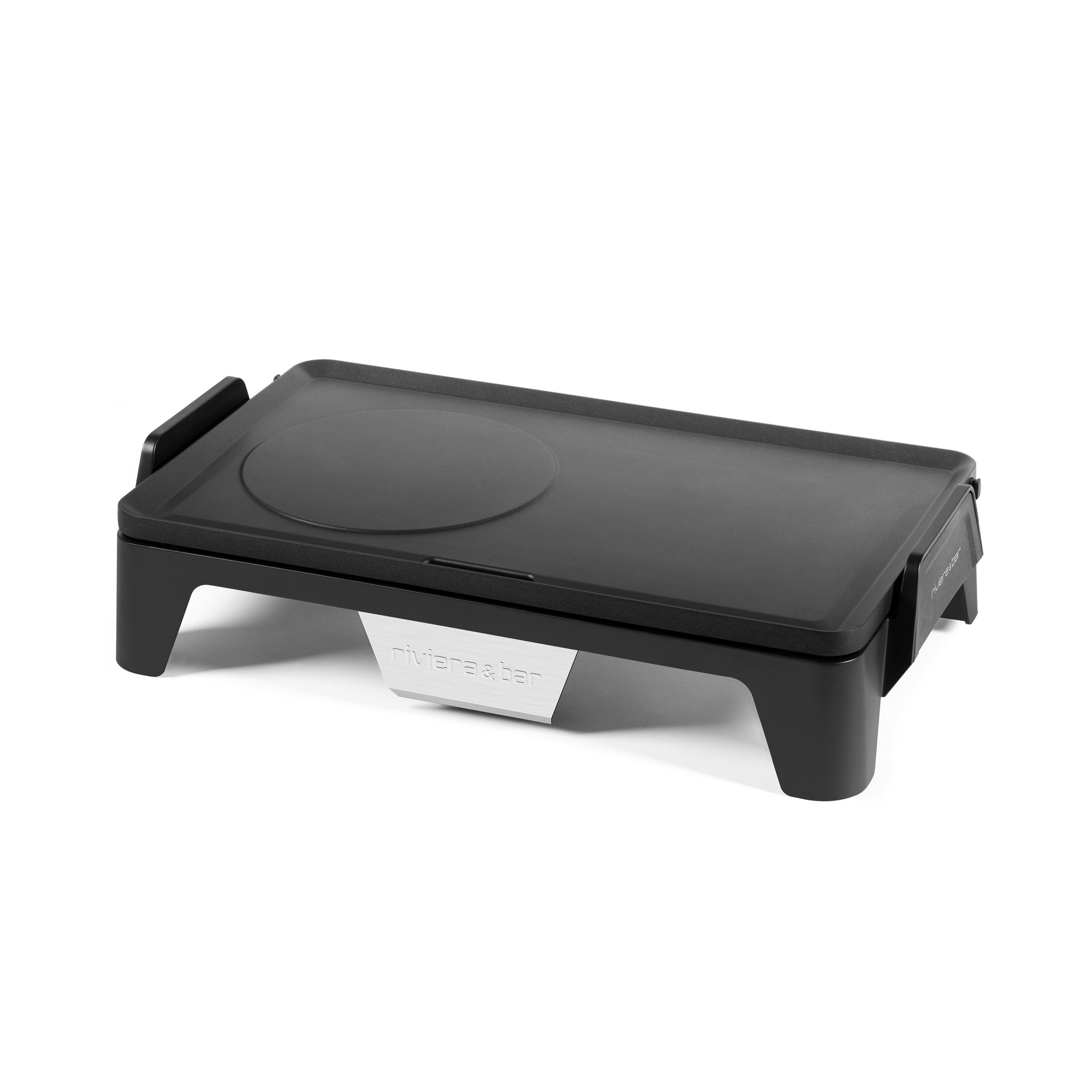 Le riviera&bar Plancha-Gril QPL450 est un grill électrique rectangulaire noir sans PFAS avec une surface plane, des bords surélevés, une zone de chauffe circulaire à gauche, des pieds courts, une plaque signalétique métallique et une précision thermique pour une cuisson sans faille.