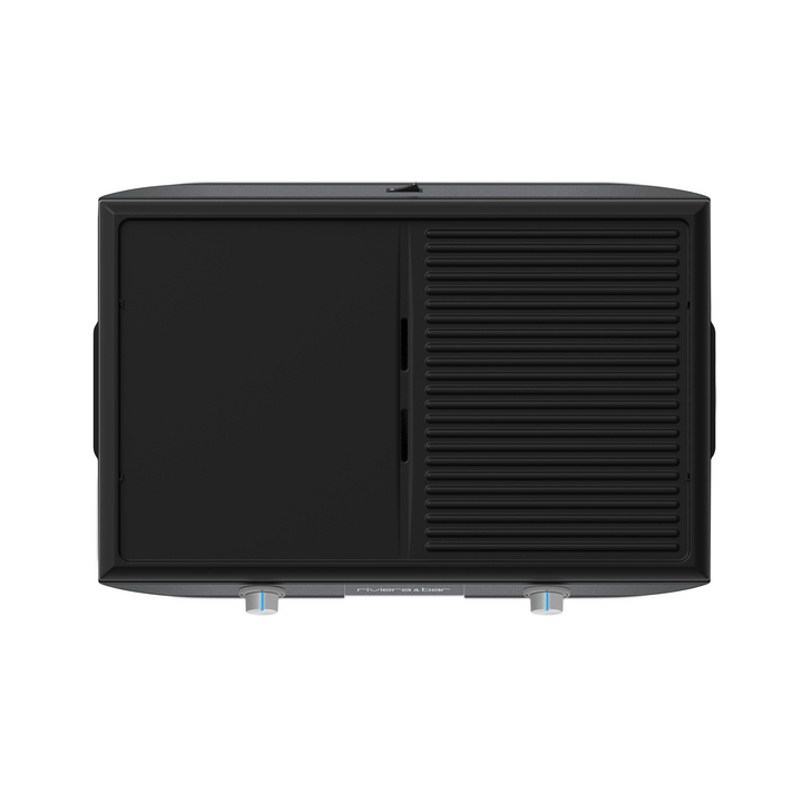 Une riviera&bar Plancha 2 zones de cuisson rectangulaire noire avec une façade plate, un côté gauche lisse et un côté droit ventilé. Deux boutons métalliques en bas sont visibles. Idéal pour les zones de cuisson indépendantes. Fond blanc.