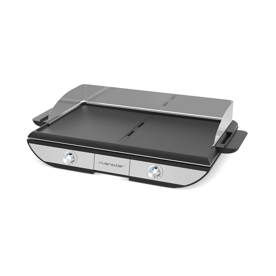 La Plancha QPL 665 de riviera&bar est une plancha électrique moderne en acier inoxydable avec une grande surface de cuisson, deux boutons de contrôle, une surface de cuisson noire plate, une protection contre les éclaboussures en métal, des poignées latérales noires, et peut servir jusqu'à 10 personnes.