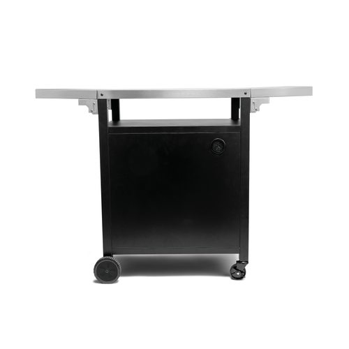 Le Riviera&bar FR Desserte pour plancha d'extérieur est un chariot roulant en métal noir avec un plateau plat, un côté avec des roulettes de blocage, l'autre avec des roulettes standard, et un compartiment de rangement fermé en dessous. Il se détache sur un fond blanc.