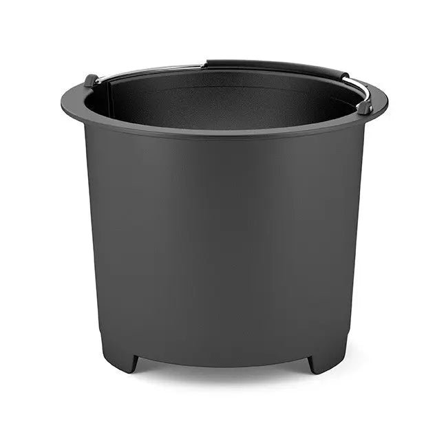 Seau noir avec poignée en métal.
