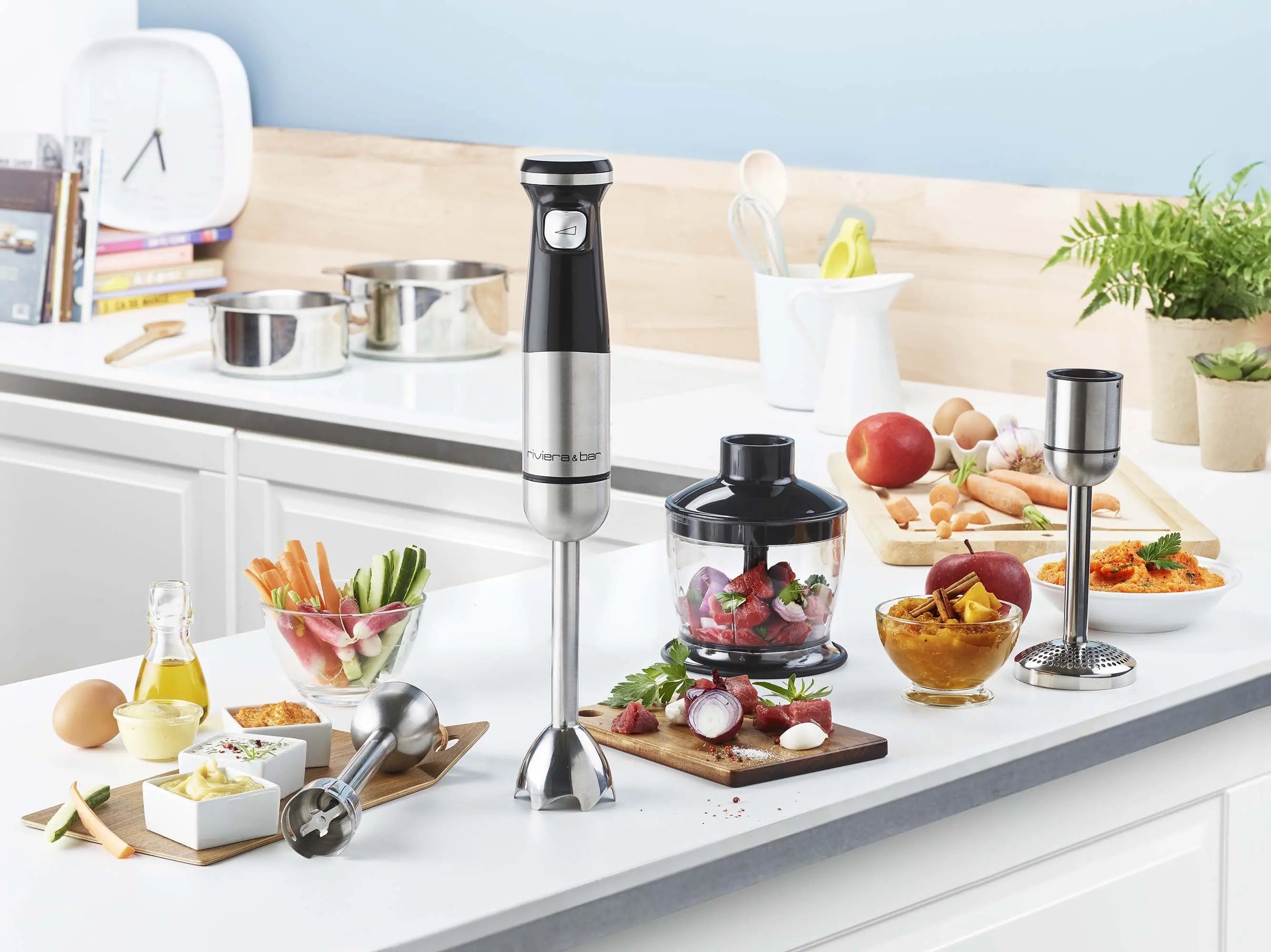 Robot plongeant de cuisine, acier inoxydable, accessoires alimentaires.