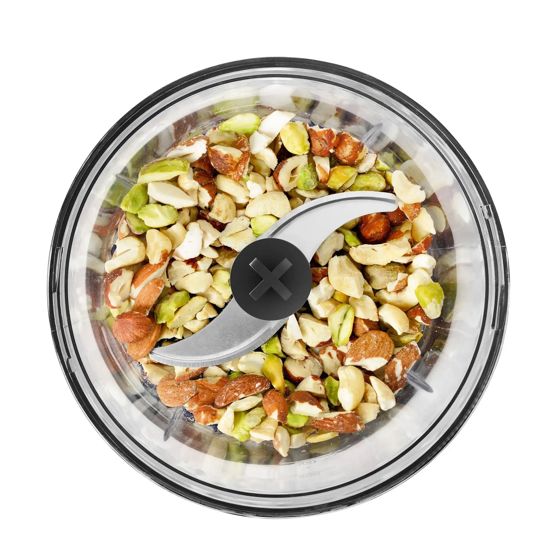 Nuts concassées dans un hachoir transparent avec lame.
