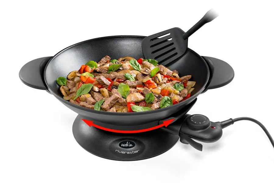 Wok électrique avec aliments, spatule, noir.