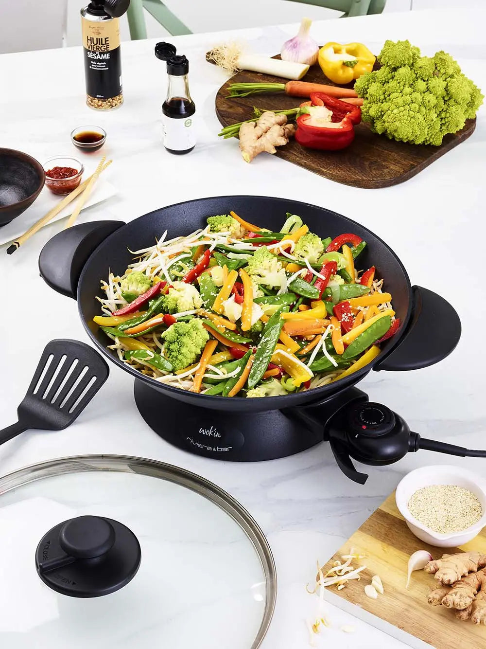 Wok électrique Riviera & Bar avec légumes sautés.