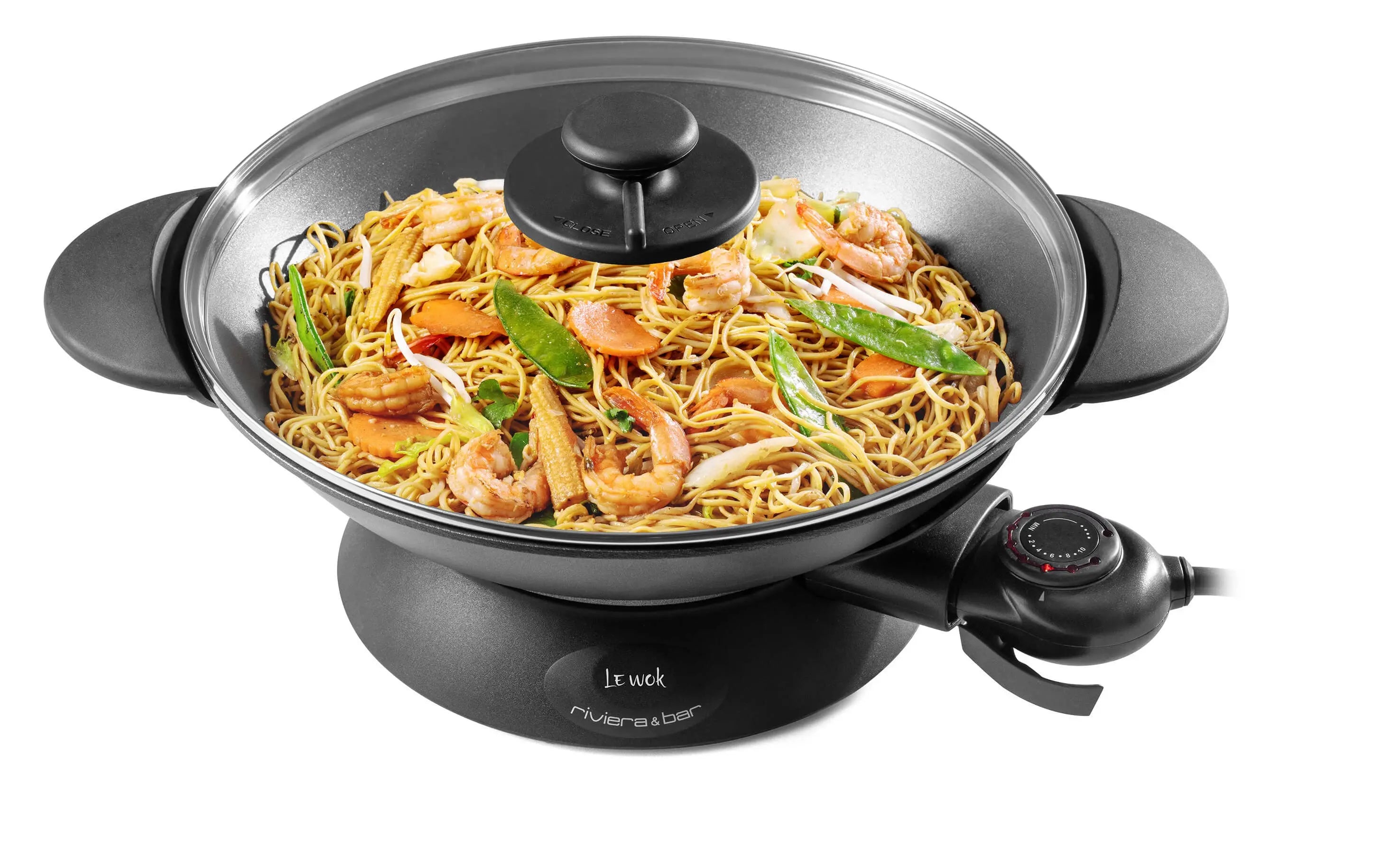 Wok électrique avec couvercle rempli de nouilles aux crevettes.
