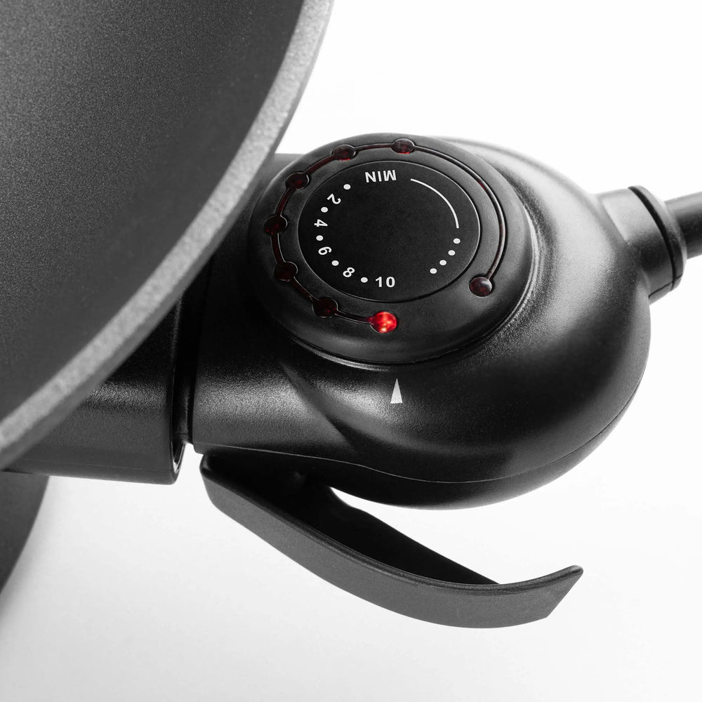 Poêle électrique noire avec bouton de réglage de la température.
