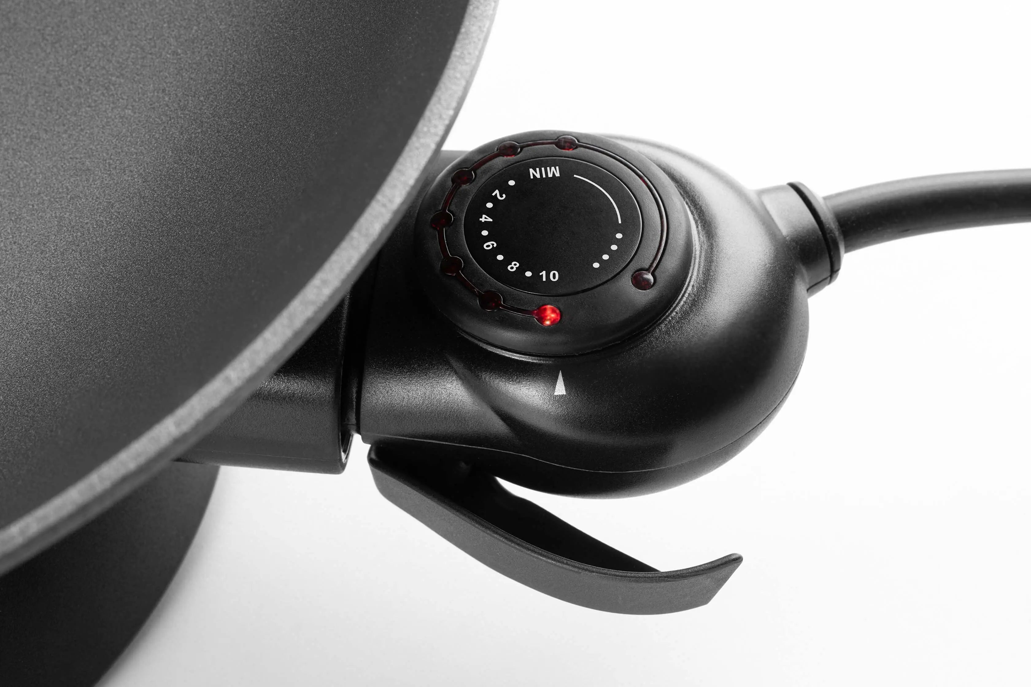Poêle électrique noire avec bouton de réglage de la température.
