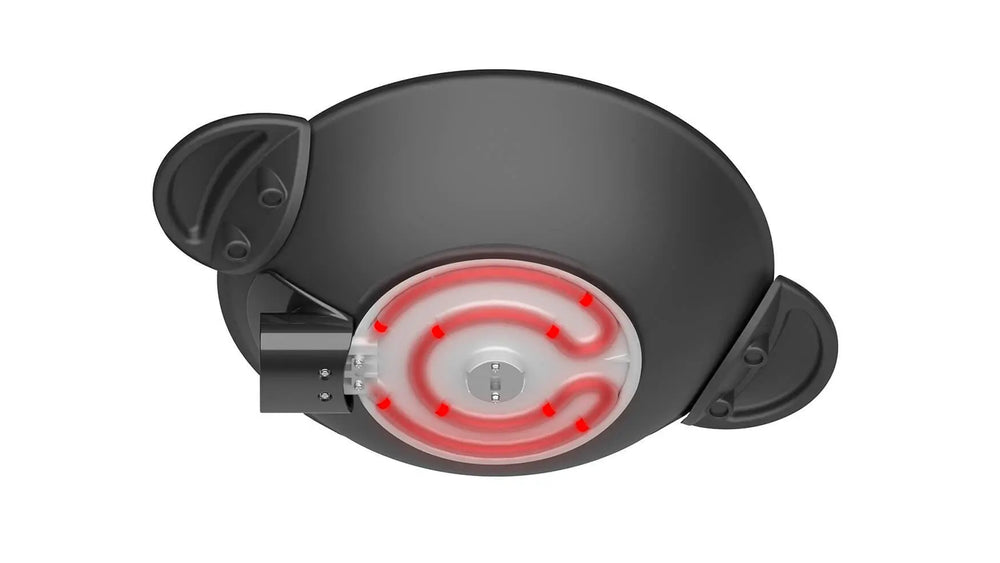 Four à pizza noir avec résistance rouge.